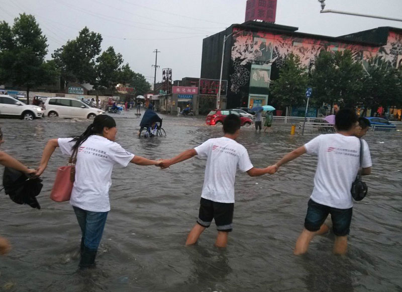 ���_(t��i)��W(xu��)���A�Ǉ�ɫ���{(di��o)���(du��)�����ʝ��{(di��o)�У�ż��һ�����꣬�(du��)�T�������eˮ�����ַ���ǰ����