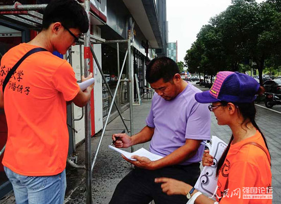 志愿者向市民分發文明出行宣傳單。