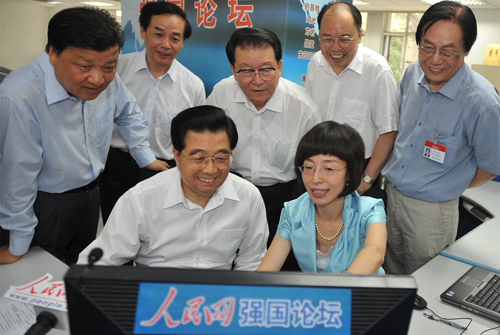 2008年6月20日，胡錦濤同志考察人民日報社時，通過人民網強國論壇同網民在線交流。