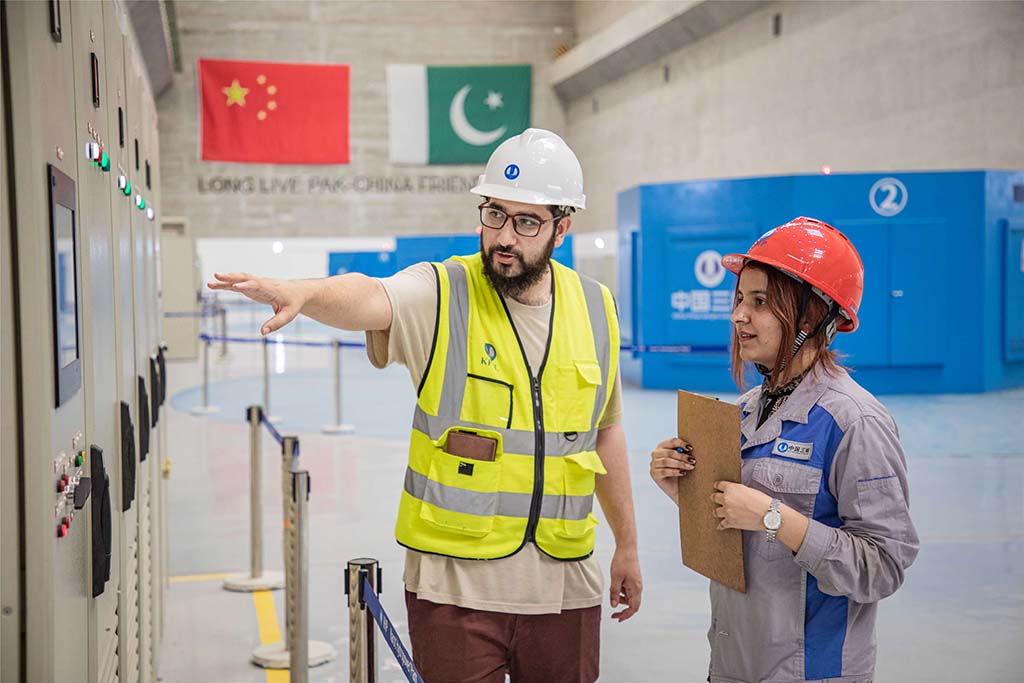 7月14日，巴方工作人員在卡洛特水電站-地下電廠檢查數(shù)據(jù)。 （人民網(wǎng)記者 薛丹攝）