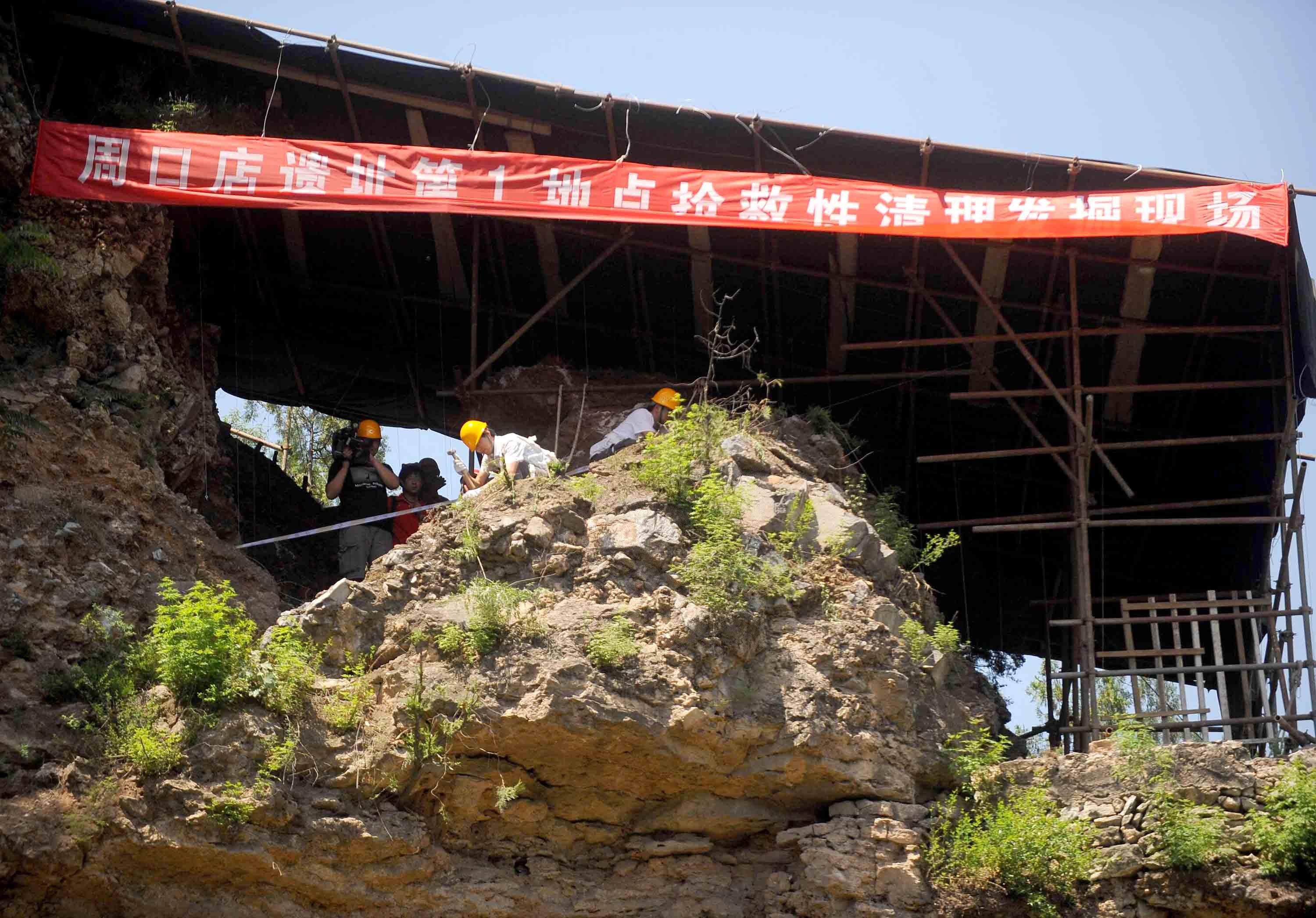 中國(guó)文化源遠(yuǎn)流長(zhǎng)，中華文明博大精深。中華文明探源工程等重大工程的研究成果，實(shí)證了我國(guó)百萬(wàn)年的人類史、一萬(wàn)年的文化史、五千多年的文明史。這是2009年6月24日，考古工作人員在北京周口店遺址第1地點(diǎn)進(jìn)行搶救性清理發(fā)掘工作。新華社記者 羅曉光 攝