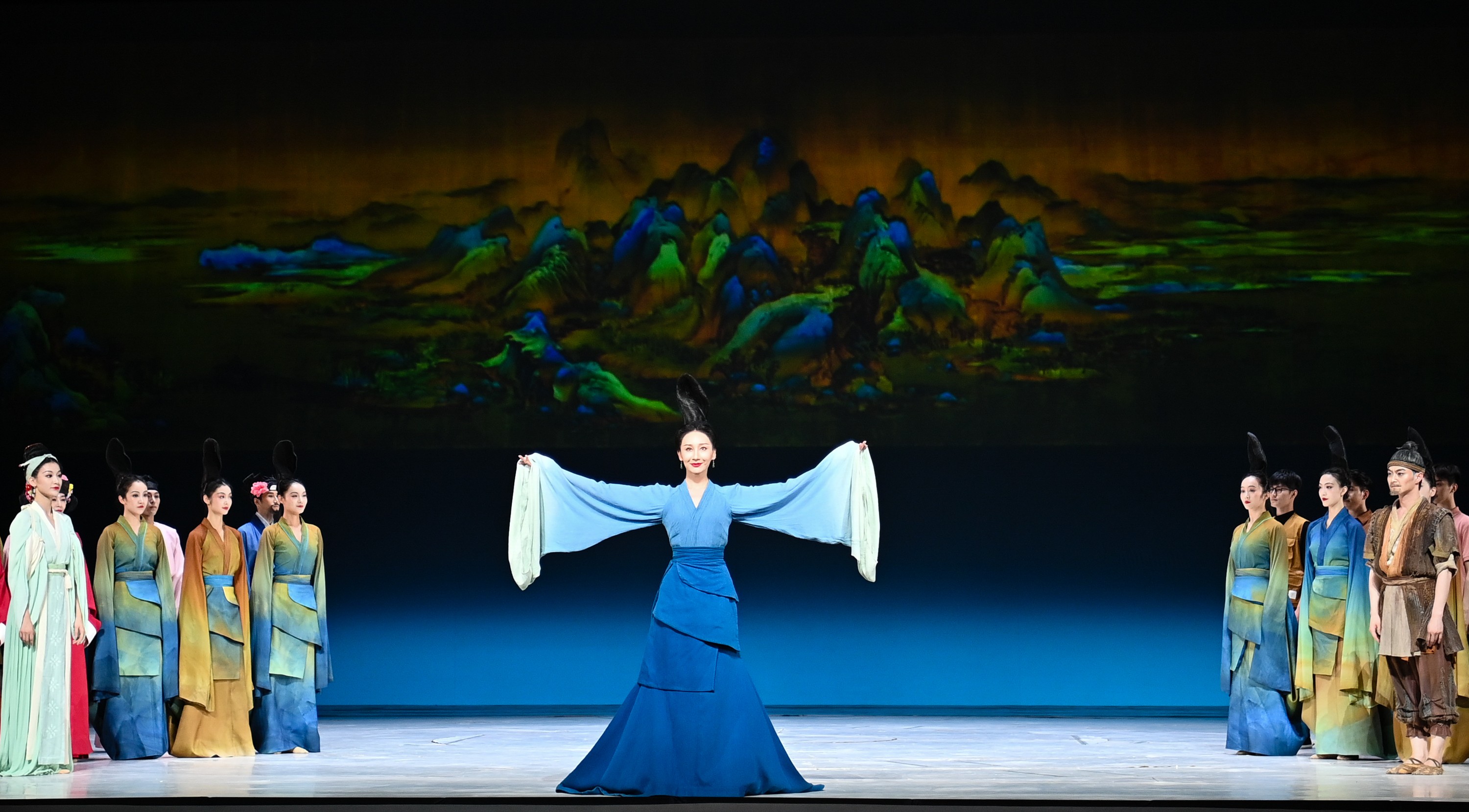 2023年7月20日，中國(guó)東方演藝集團(tuán)演員在烏魯木齊文化中心大劇院表演舞蹈詩(shī)劇《只此青綠》。新華社記者 李響 攝