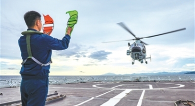 海軍某支隊(duì)開(kāi)展艦機(jī)協(xié)同訓(xùn)練